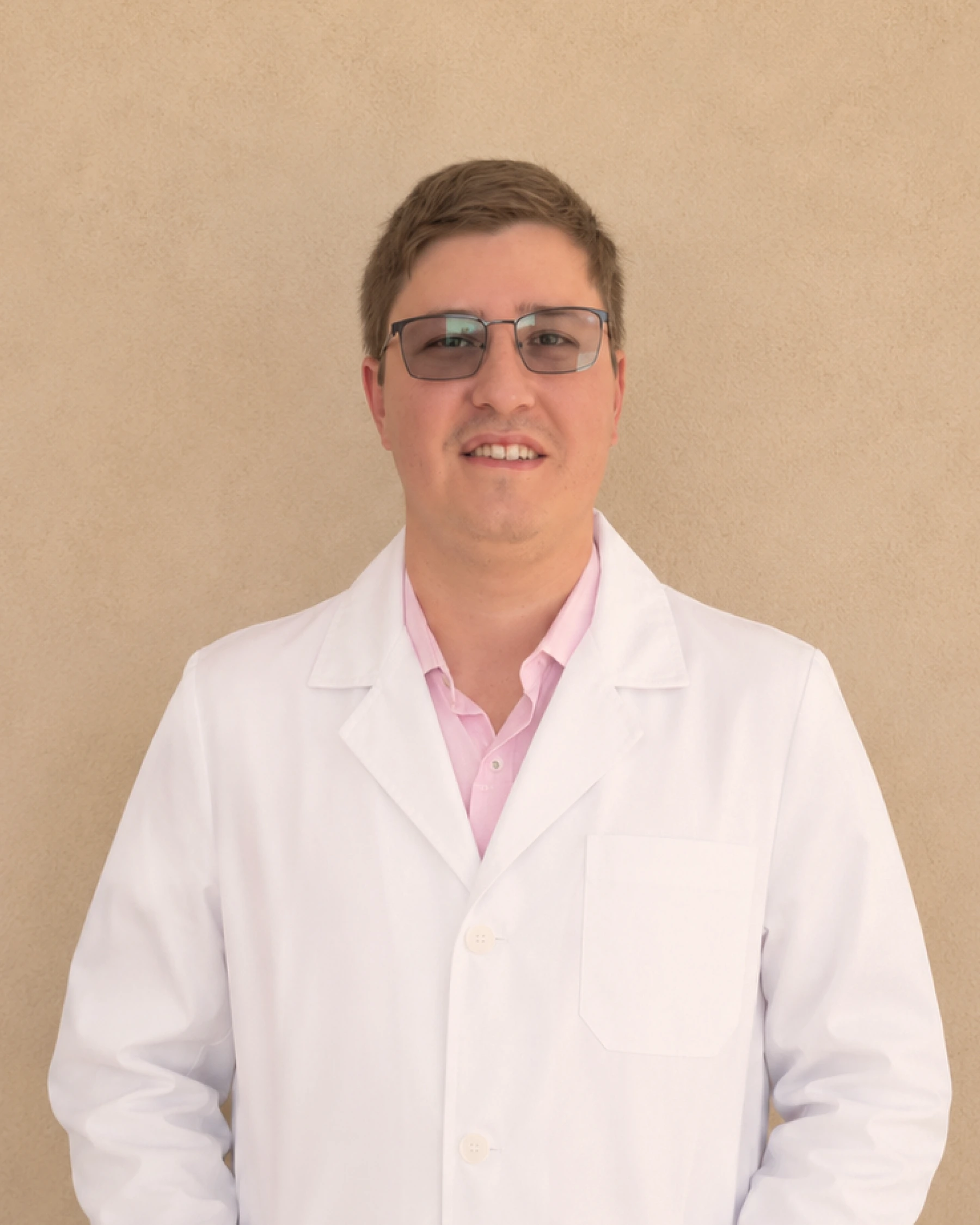Retrato de Dr. Eduardo Guzmán, gastroenterología.